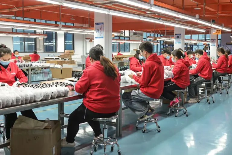 Hubo Factory Dust-Free Clean Ski Goggles Assembly Line